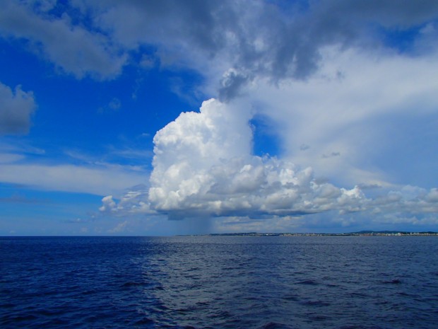 ベタナギの海と空の雲