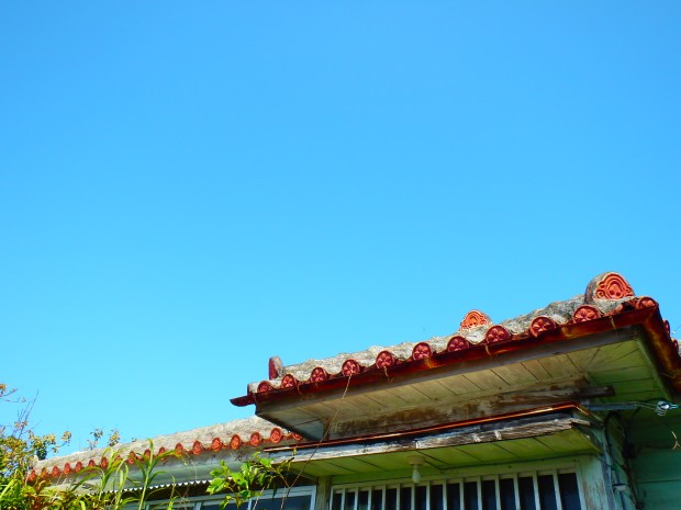 赤瓦と秋晴れの空