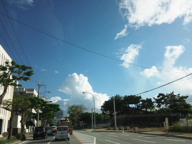 夏のような雲