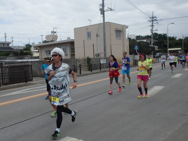 ビール型衣装のランナー