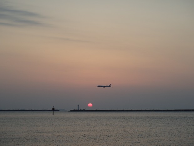 夕日と飛行機