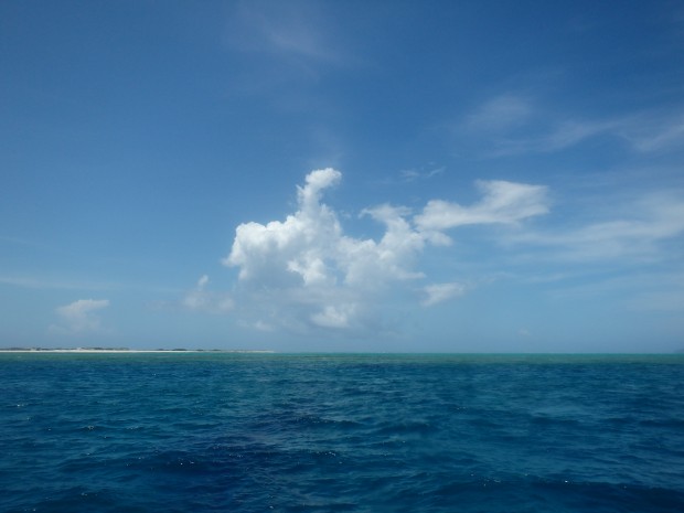 海と島と空