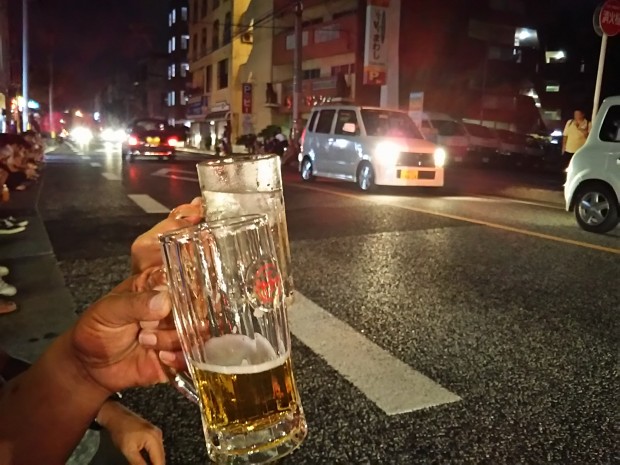 ビール片手に