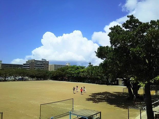 運動場と青空