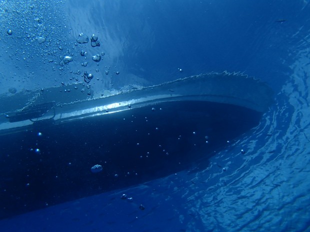 水面に浮かぶ船