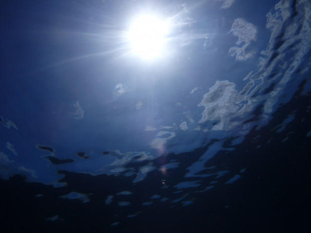 水面越しの空