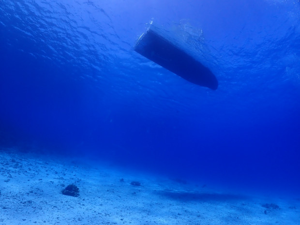 水面の船